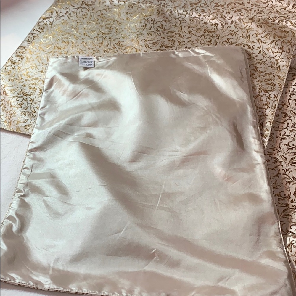 Placemats Set of 4 Luxury Home Like New - Picture 3 of 4